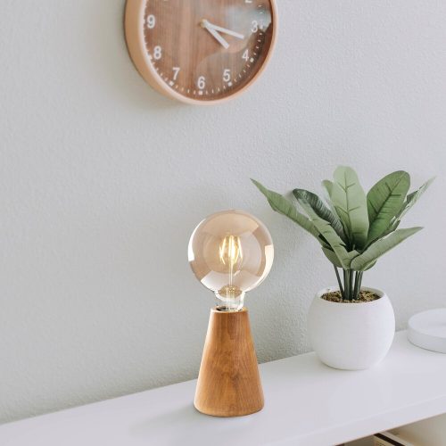 Elegáns asztali lámpa gyertyán testtel, 10 x 10 cm, magasság 15 cm | E27 Socket Max 40W, 150 cm Kábel | Stílusos fa színes dizájn, tökéletes vidéki és modern dekorációhoz, IP20 besorolás